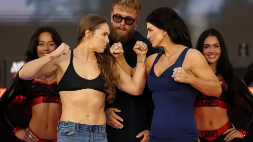 Las estadounidenses Ronda Rousey y Gina Carano se enfrentarán este sábado 
