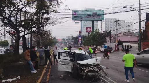 En el accidente de la Calzada Roosevelt, el conductor involucrado dio positivo a la prueba de alcoholemia. ,Policía MT.