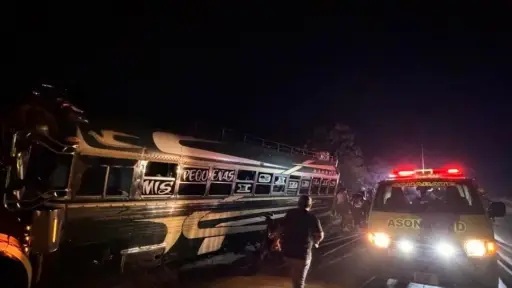 El accidente causó heridas en 15 pasajeros, de los que cuatro fueron hospitalizados. ,Bomberos Municipales Departamentales. 