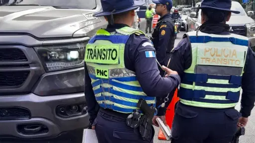 Los agentes de la PNC realizan la revisión de carros y motocicletas en distintas rutas. ,PNC de Guatemala.