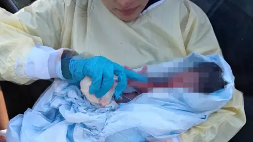 Los rescatistas salieron al encuentro del vehículo en el que transportaban a la mamá en labor de parto. ,Bomberos Municipales Departamentales. 