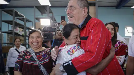 En el mensaje, Arévalo compartió fotos con algunas madres del país. ,Gobierno de Guatemala