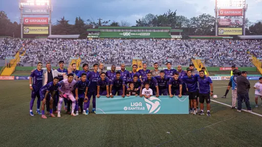 Jugadores de Antigua previo al duelo ante Comunicaciones - Antigua GFC