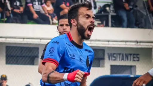 Rodrigo Saravia celebrando ante Mixco 