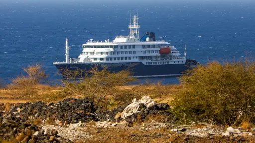 El barco con casos de hantavirus inició el proceso de evacuación en Tenerife, España. ,EFE