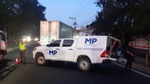 Autoridades realizan la diligencias de ley por el accidente de tránsito en la calzada Aguilar Batres y 52 calle. ,Bomberos Municipales. 