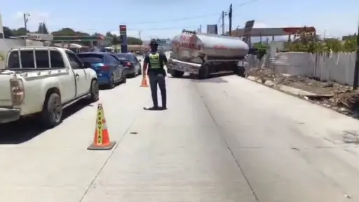 El transporte pesado se salió de la pista, pero bloquea el carril derecho de la pista con sentido hacia el occidente. ,Captura de pantalla.