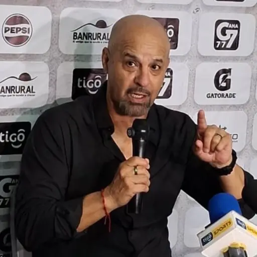 José Contreras observó el juego de Comunicaciones en la grada tras la no convocatoria del técnico Figueroa 