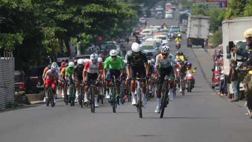 Pelotón de ciclistas de la Vuelta Bantrab 20226 