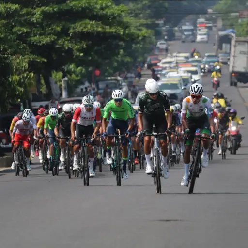 Pelotón de ciclistas de la Vuelta Bantrab 20226 