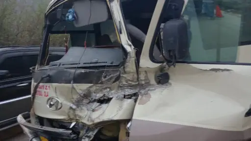 La unidad de transporte de pasajeros quedó con serios daños en la parte frontal. ,Bomberos Municipales Departamentales. 