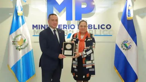 Rodolfo Delgado, Fiscal General de El Salvador, fue el encargado de entregar el reconocimiento a Consuelo Porras. ,Redes sociales.