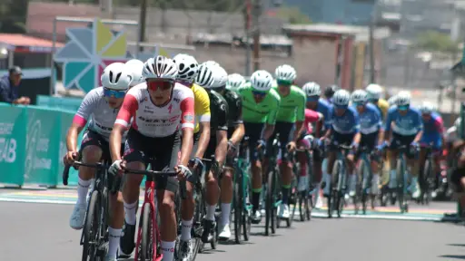 Pelotón multicolor en Vuelta Bantrab 2026 