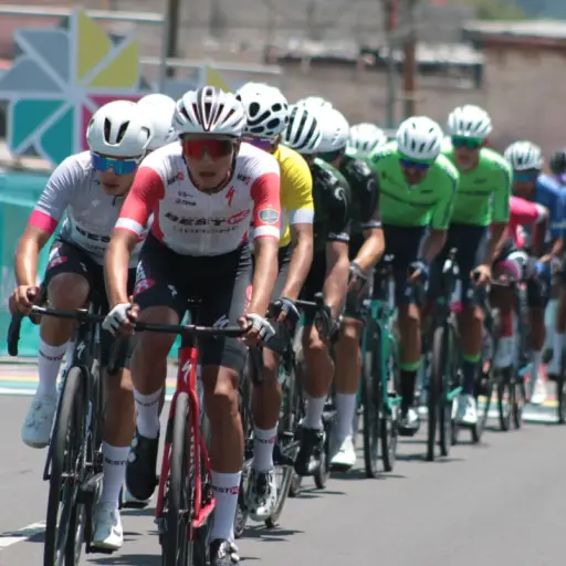 Pelotón multicolor en Vuelta Bantrab 2026 