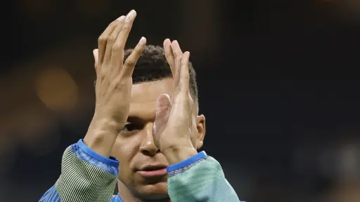 Kylian Mbappé está siendo criticado por salir sonriendo en un día que fue tan tenso en las filas del Real Madrid 