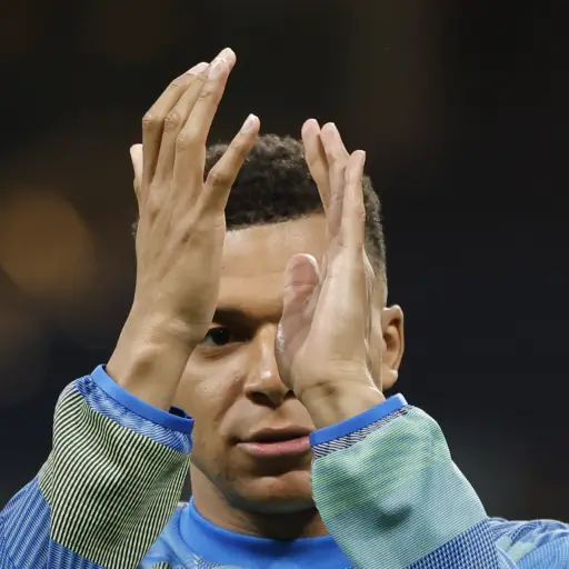 Kylian Mbappé está siendo criticado por salir sonriendo en un día que fue tan tenso en las filas del Real Madrid 