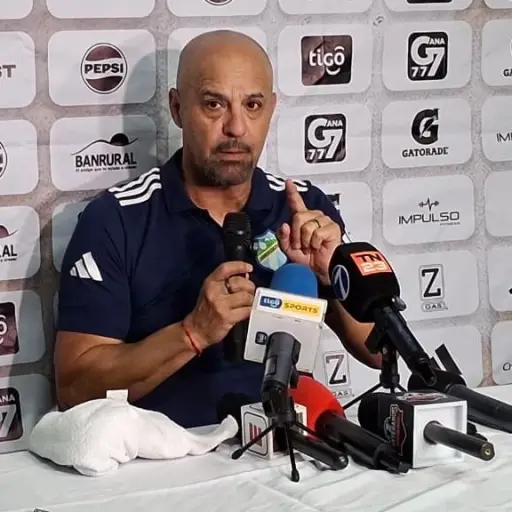 Marco Antonio Figueroa en conferencia de prensa