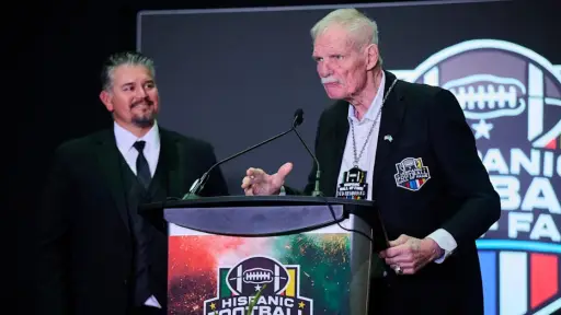 El guatemalteco Ted Hendricks en el Salón de la Fama del Futbol Hispano, Celebración Inaugural ce Futbol Americano 