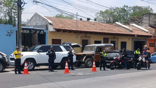 La PNC instaló sus operativos en lugares como el ingreso a la Antigua Guatemala. ,PNC de Guatemala.
