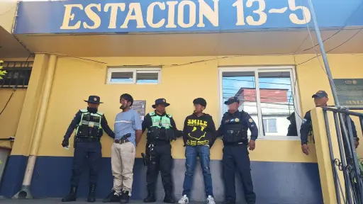 Los dos capturados fueron llevados a la Torre de Tribunales. ,PNC de Guatemala.