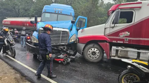 El choque involucró dos vehiculos del transporte pesado, una motocicleta y un carro particular. ,Bomberos Municipales Departamentales. 