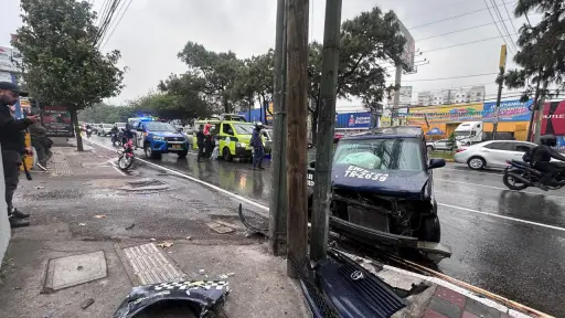 El taxi chocó contra un poste, por razones que se investigan. ,Bomberos Municipales