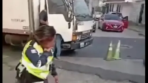 La agente de la PMT se quejaba de dolor al principio del video. ,Captura de pantalla.