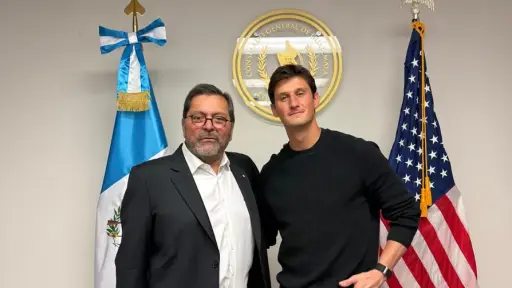 Nicholas Hagen visitó el Consulado de Guatemala en Columbus 