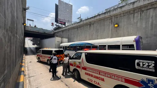 El choque ocurrió en la calzada José Milla, en el viaducto Fuentes Mhor ,Bomberos Voluntarios.