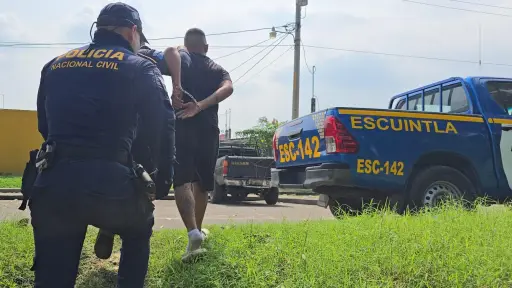 William Vega fue detenido después de una persecución que terminó en un río de aguas negras. ,PNC de Guatemala.