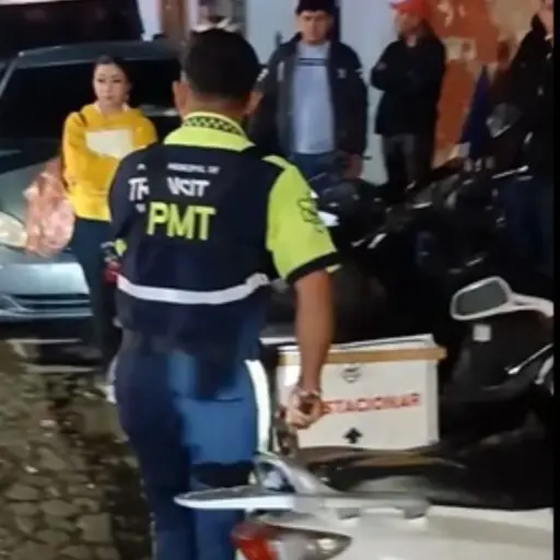 Agentes de la PMT colocaron letreros de no estacionarse cuando los espacios ya estaban ocupados 