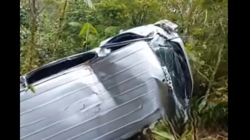 El microbús cayó a un barranco por causas que se ignoran. ,Captura de pantalla.