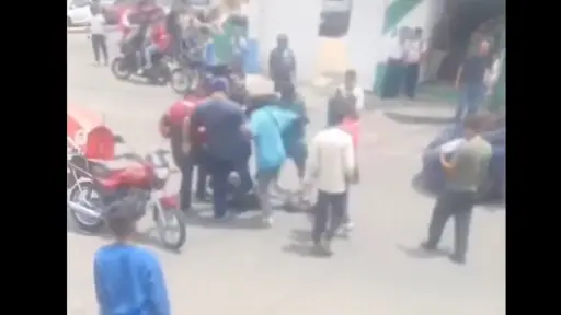 El hombre vapuleado habría asesinado a dos personas, herido a cuatro y disparado contra la PNC. ,Captura de pantalla.