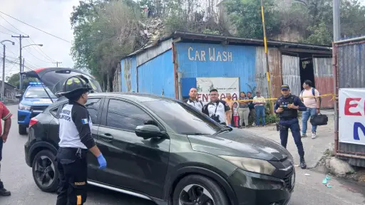 Las dos víctimas mortales quedaron dentro de un vehículo en el bulevar San Rafael, zona 18. ,Bomberos Voluntarios.