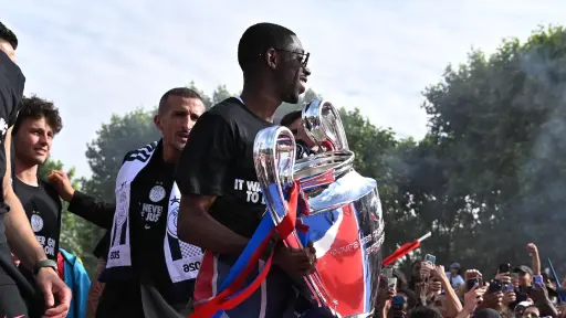 Ousmane Dembélé en los festejos del Paris Saint-Germain en Francia - EFE