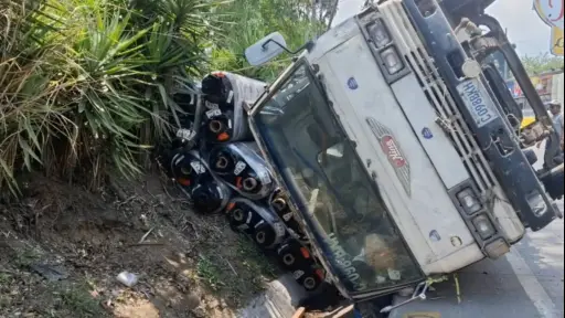 Camión volcado en Km. 12 de ruta al Pacífico. ,PMT de Villa Nueva