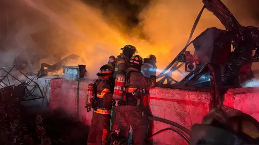 Bomberos Voluntarios de distintas compañías trabajaron en el control y sofocamiento del incendio.  ,Foto Bomberos Voluntarios