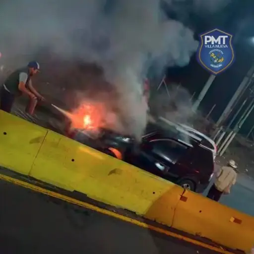 El incendio vehicular ocurrió en el Km. 22 de ruta al Pacífico. ,PMT de Villa Nueva
