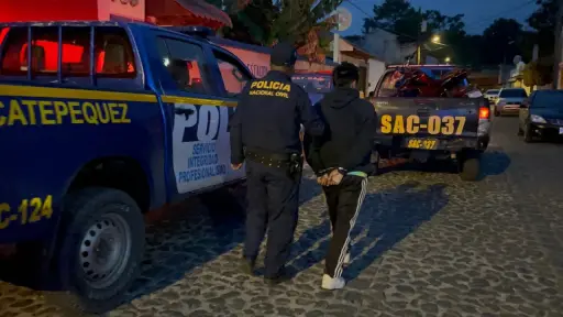 El adulto fue llevado ante un juzgado de turno, mientras que el menor fue trasladado a una entidad especializada de menores en conflicto con la ley penal. ,PNC de Guatemala.