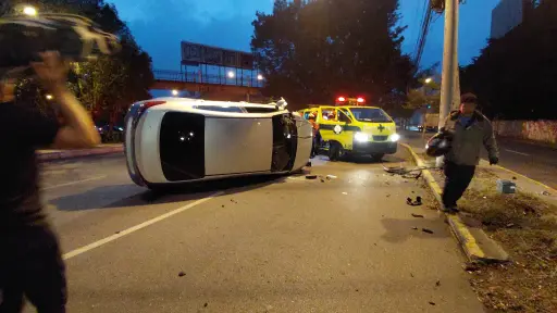 En la zona 13 capitalina, un carro quedó volcado por causas que se ignoran. ,Bomberos Municipales. 