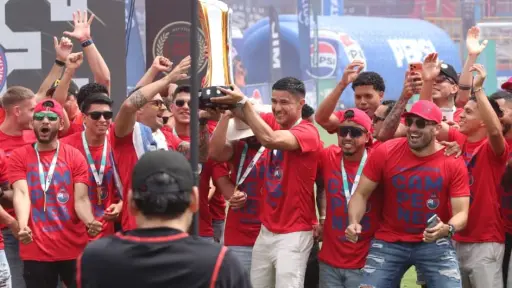 Municipal presenta la copa a la afición en el estadio El Trébol 
