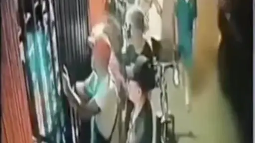 Cámara capta ataque armado contra hombre en colonia La Brigada de Mixco. ,Captura de pantalla video de X.
