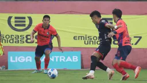 Acción entre Municipal y Xelajú en final del Clausura 2026