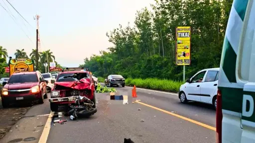 El accidente de tránsito dejó destrozos en la ruta CA-2. ,Bomberos Municipales Departamentales. 