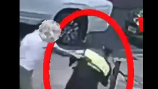 El agente de la PMT fue agredido por actuar en contra de un conductor que manejó contra la vía. ,Captura de pantalla.