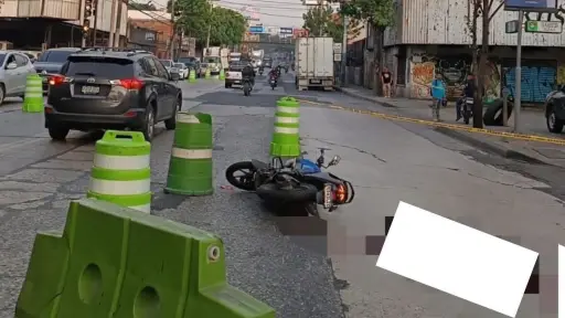 El accidente ocurrió en la pista con dirección hacia el Periférico Sur.  ,Amílcar Montejo.