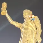Estatua de Lionel Messi es retirada en la India 
