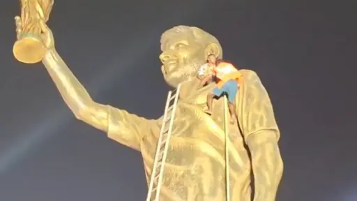 Estatua de Lionel Messi es retirada en la India 