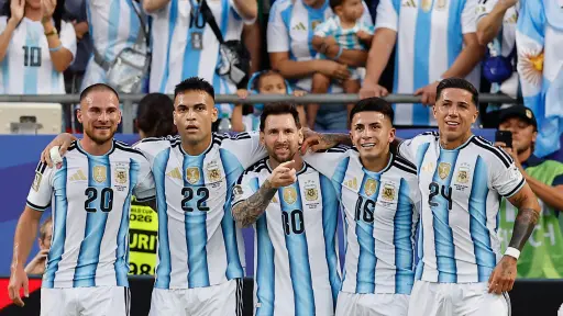 Argentina gana con triplete de Lionel Messi 