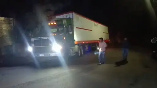 Tráiler con fallas que obstaculizaba el paso en cuesta del Zope. ,PMT de Villa Nueva
